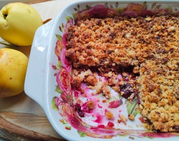 Почувствуйте вкус осени: крамбл с яблоками и тёрном