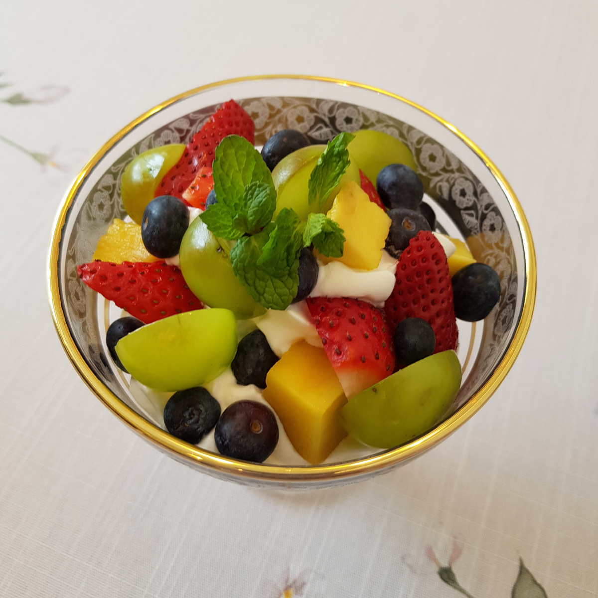 Нежный десерт с ягодами и манго для сладкоежек