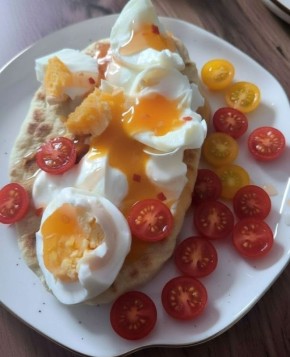 Лепешки с яйцом и соусом чили: быстрый завтрак за 12 минут