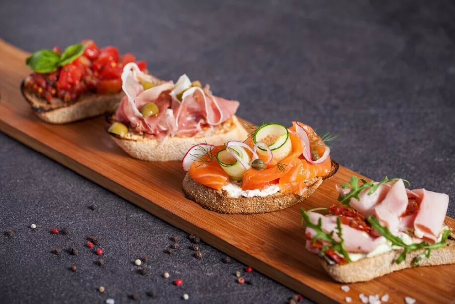 Эффектные бюджетные брускетты для яркого праздника