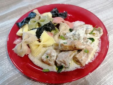 Куриная грудка в нежном сырном соусе: быстро и вкусно