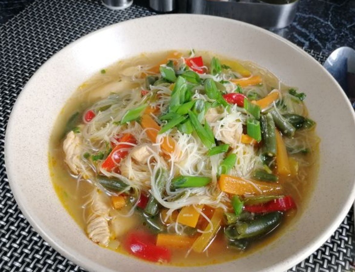 Суп с курицей, фунчозой и овощами: простой азиатский обед на weeknight