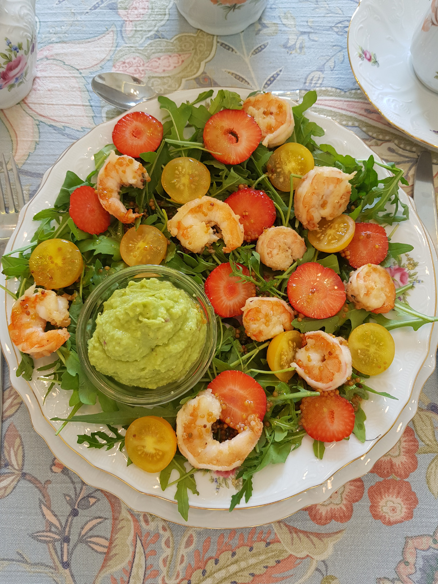 Гуакамоле и салат из креветок, клубники и помидоров черри
