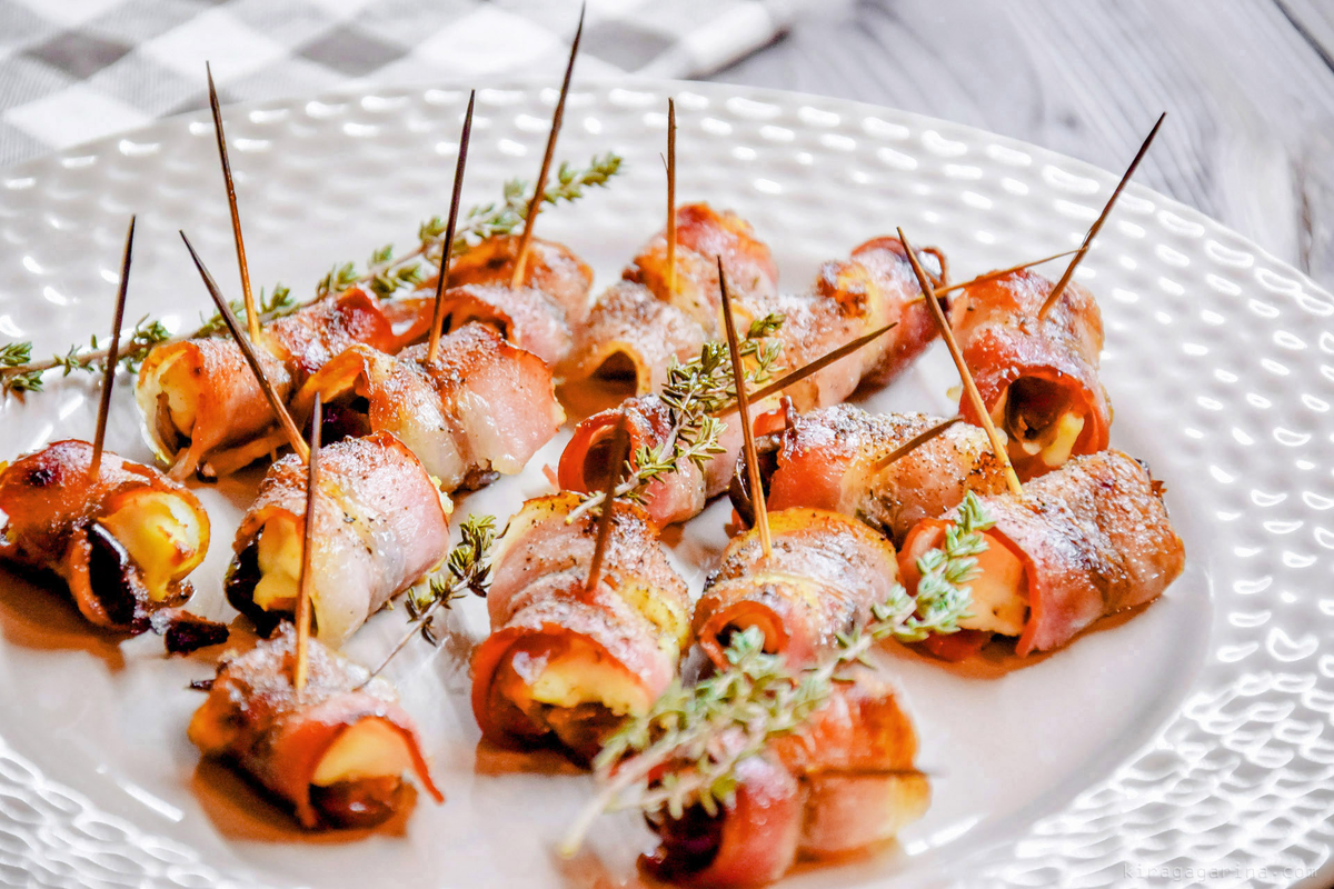 Финики с сыром в беконе: изысканная закуска для новогоднего стола