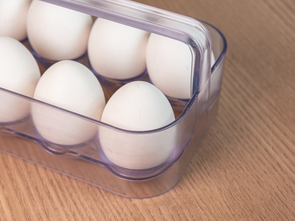 Почему хранение яиц в дверце холодильника может обернуться проблемами