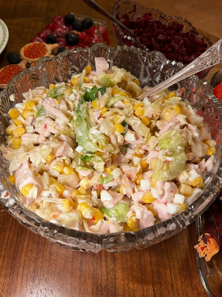 Новый взгляд на салат: копчёная курица с ананасами и чили