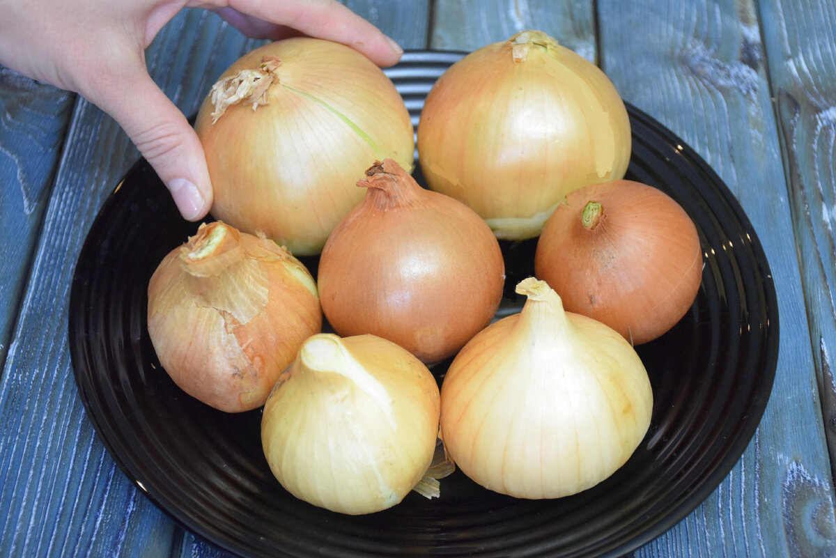 Как оригинально замариновать лук для салатов