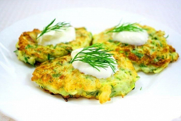Нежные кабачковые драники со сметаной: простой рецепт на каждый день
