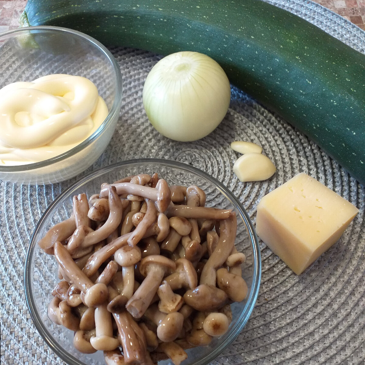 Кулинарное искушение: запеканка из кабачков и опят под сырной корочкой