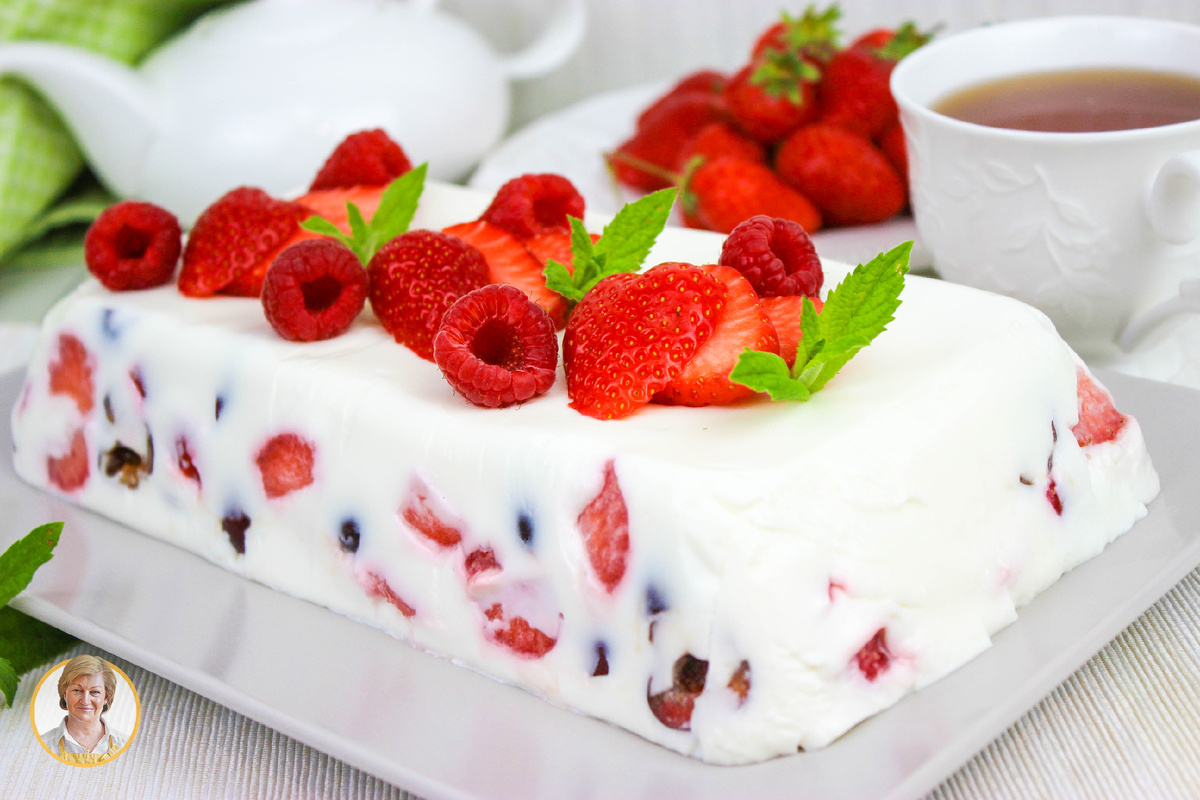 Летний йогуртовый десерт: без выпечки и с ягодами и сладостью