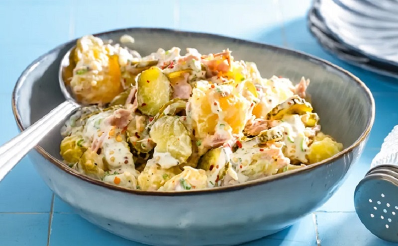 Салат с тунцом и горошком: быстрый ужин с ресторанным вкусом