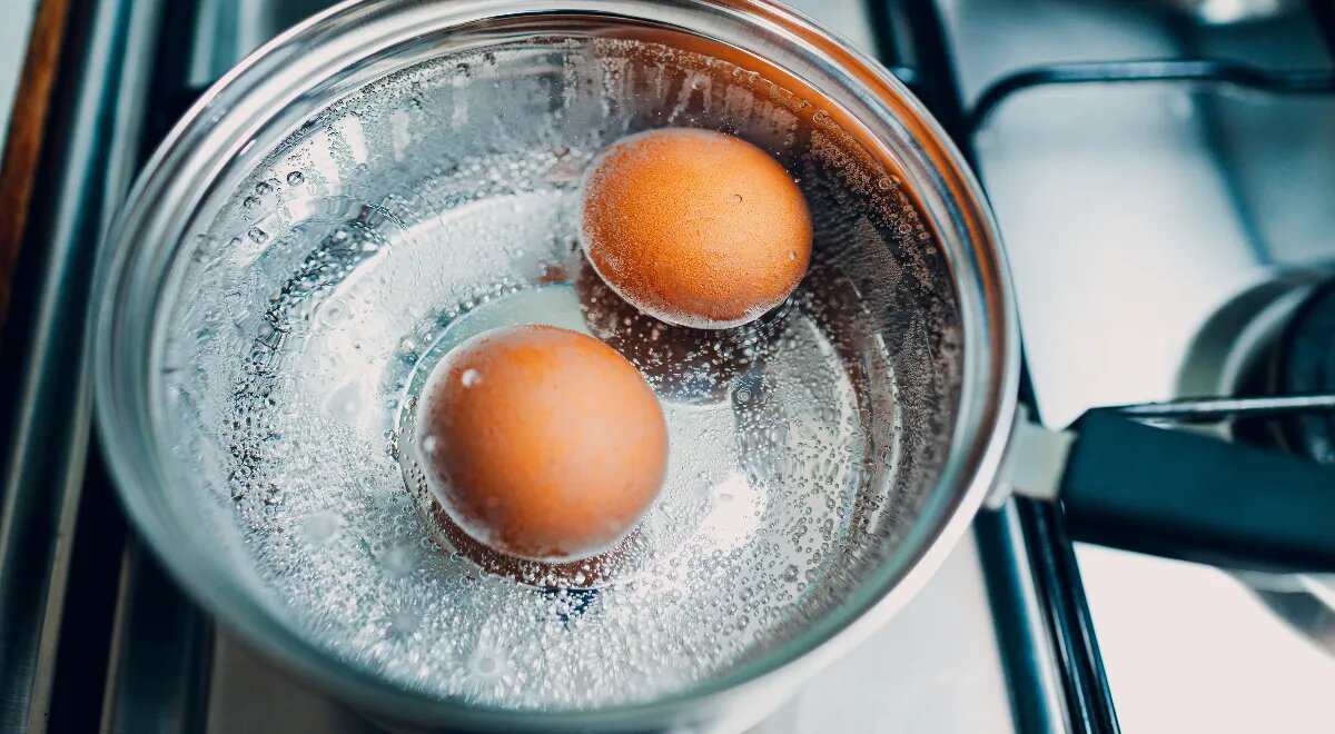 Почему стоит сохранить воду после варки яиц: удивительные применения