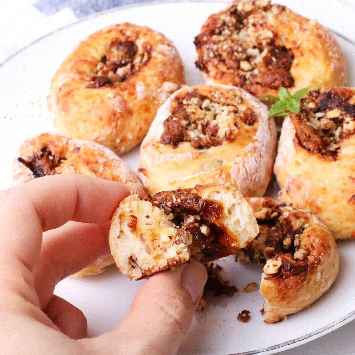 Вдохновение для сладкоежек: творожные рулетики с орехами и курагой