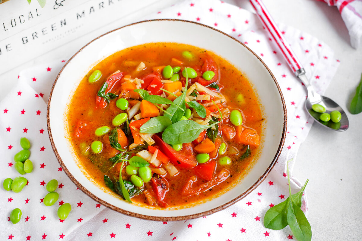 Вкус осени: легкий овощной суп с орзо и эдамаме