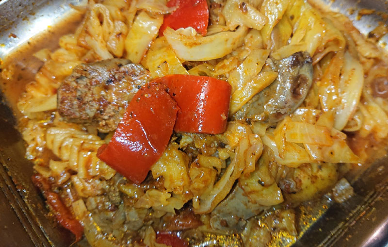 Куриная печень с дайконом и овощами