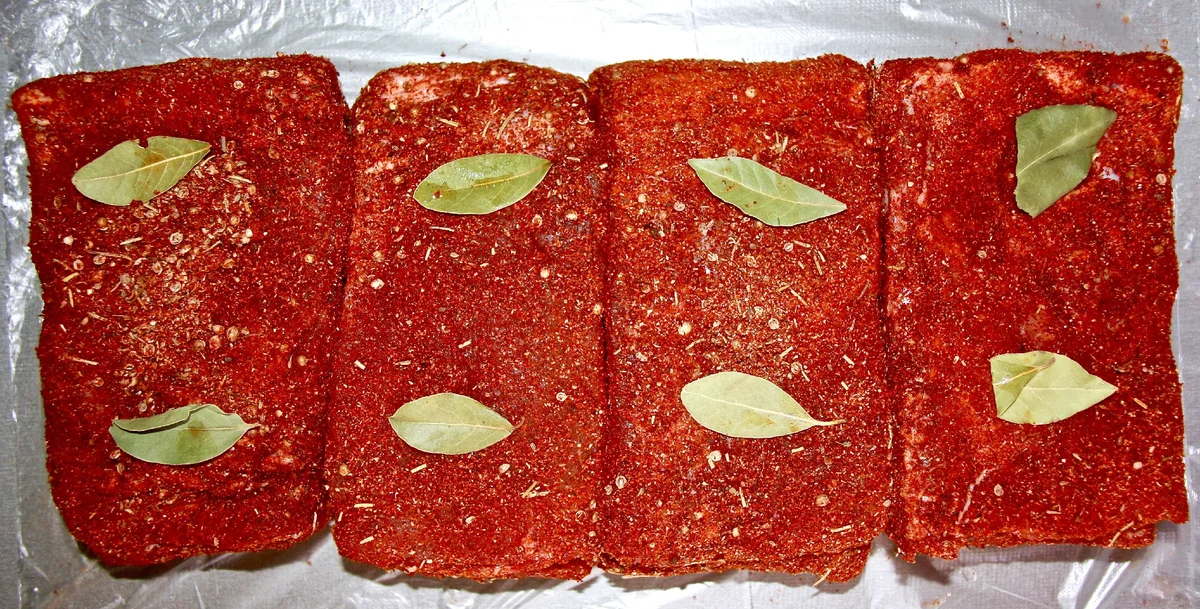 Как легко и быстро приготовить свиную грудинку в пряностях для идеального путешествия