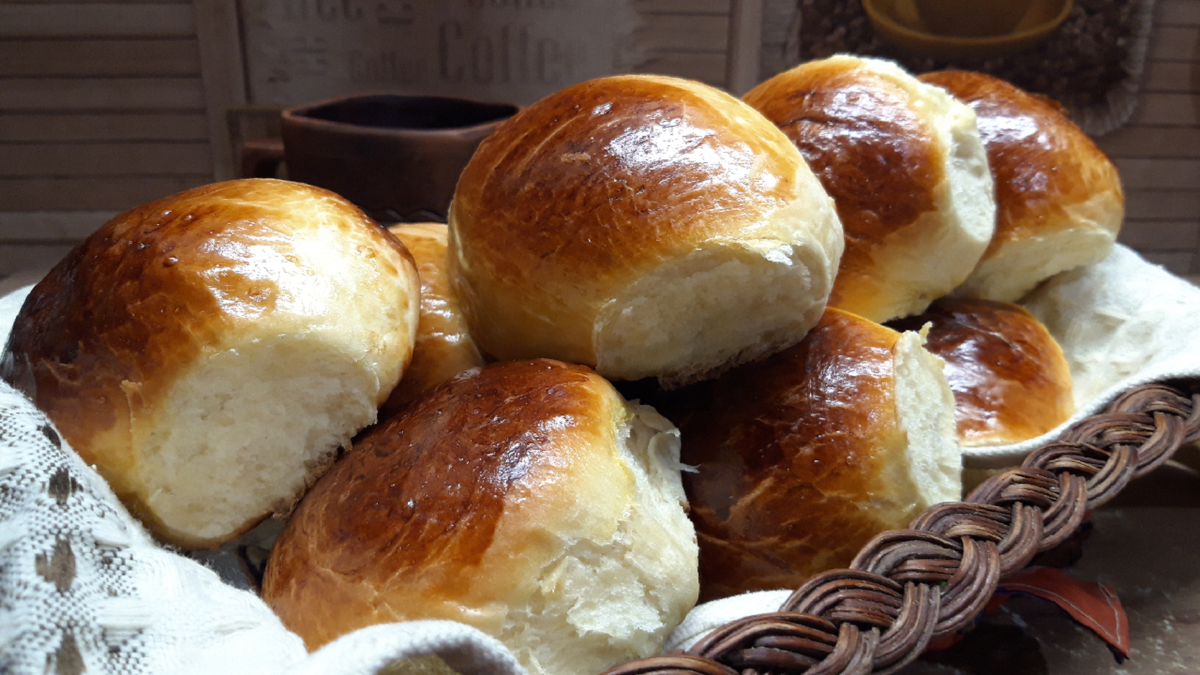 Мягкие и пышные булочки на ряженке: простой рецепт для любого повара