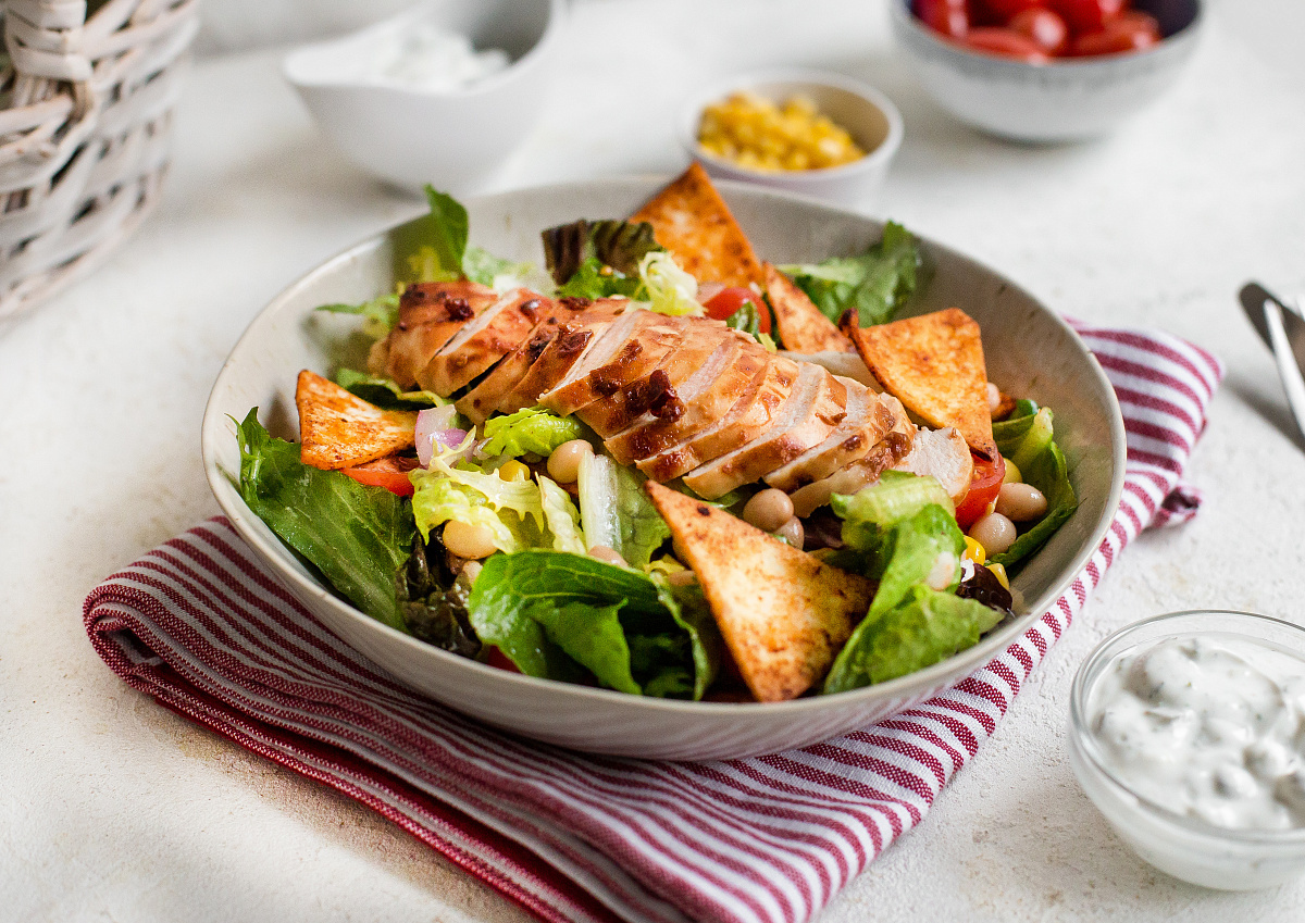 Легкий и вкусный салат с курицей барбекю для летнего ужина