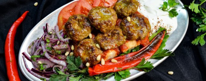 Необычные тефтели из баранины с острым маслом: кулинарный эксперимент, который стоит попробовать