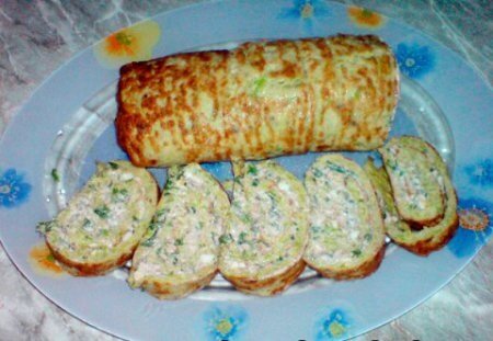 Нежный рулет из кабачков с сыром и чесноком