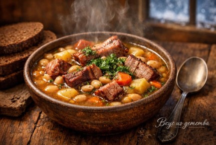 Когда дома холодно, готовлю густой фасолевый суп с копчёностями — согревает на весь вечер