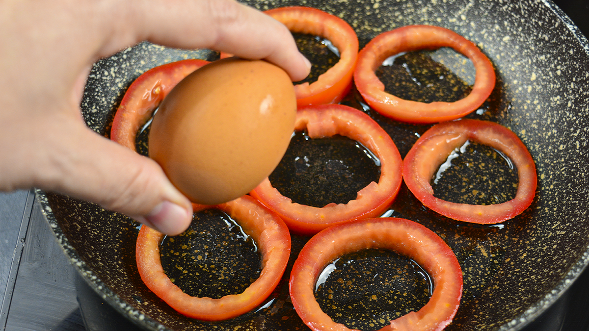 Завтрак, который удивит: необычные яйца с помидорами