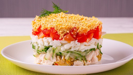 Слой за слоем: как приготовить нежный салат с курицей для праздничного стола