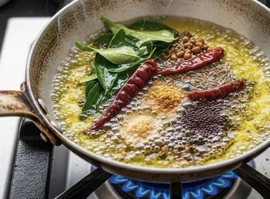 Как обжарка специй меняет вкус блюд: секреты и советы