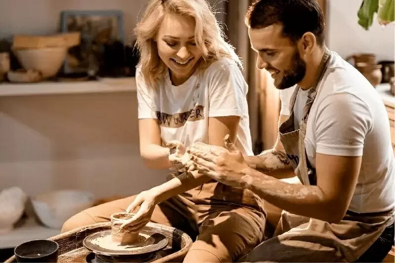 Романтическое мгновение в гончарной школе Зарни Ань