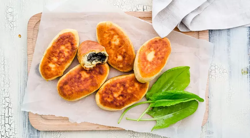 Пирожки со щавелем: идеальная закуска для весеннего настроения