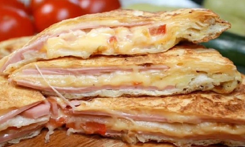 Ленивый завтрак из лаваша: соберите идеальный горячий сэндвич всего за 10 минут