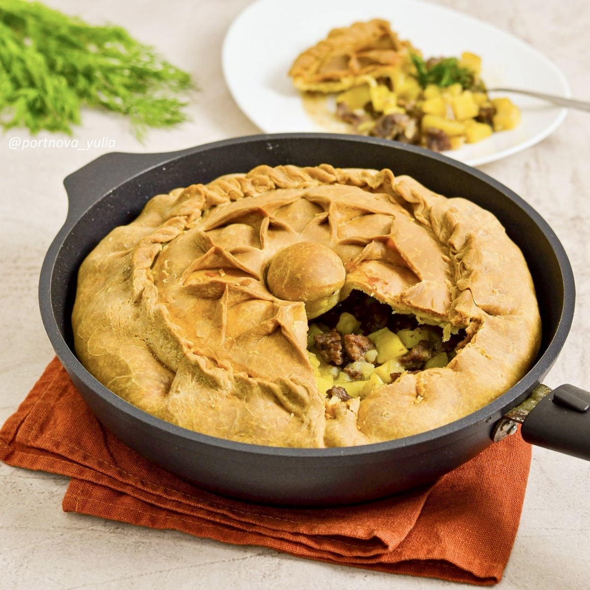 Как приготовить сытный мясной пирог с бульоном