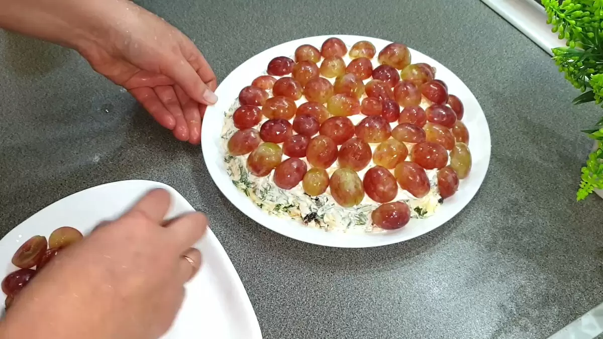 Ароматный и сытный салат для любого повода: пошаговый рецепт