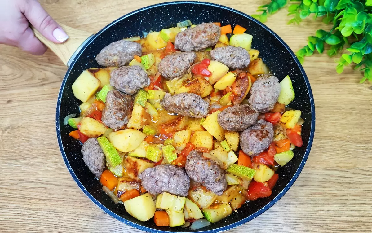 Вкусный и быстрый ужин: как приготовить овощной гарнир с биточками за 30 минут