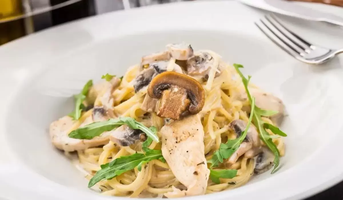 Паста с курицей и грибами в сливочном соусе