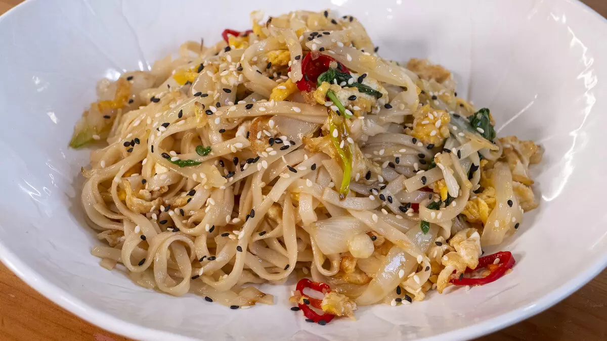 Как приготовить вкусную жареную лапшу всего за 5 минут