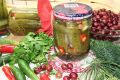 Маринованные огурцы с крыжовником: простота и яркость зимних закаток