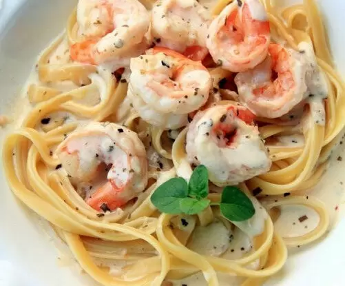 Паста с креветками в сливочно-чесночном соусе