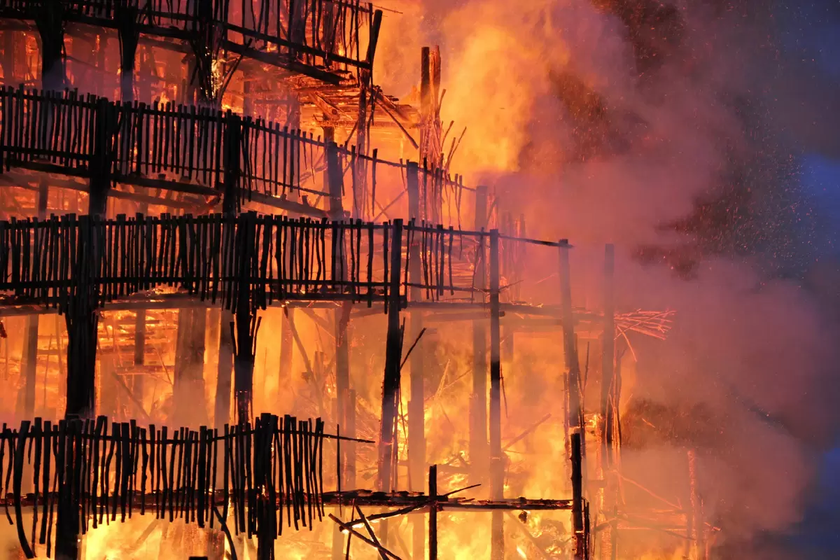 Сжигание чучела на Масленицу: символы очищения и обновления