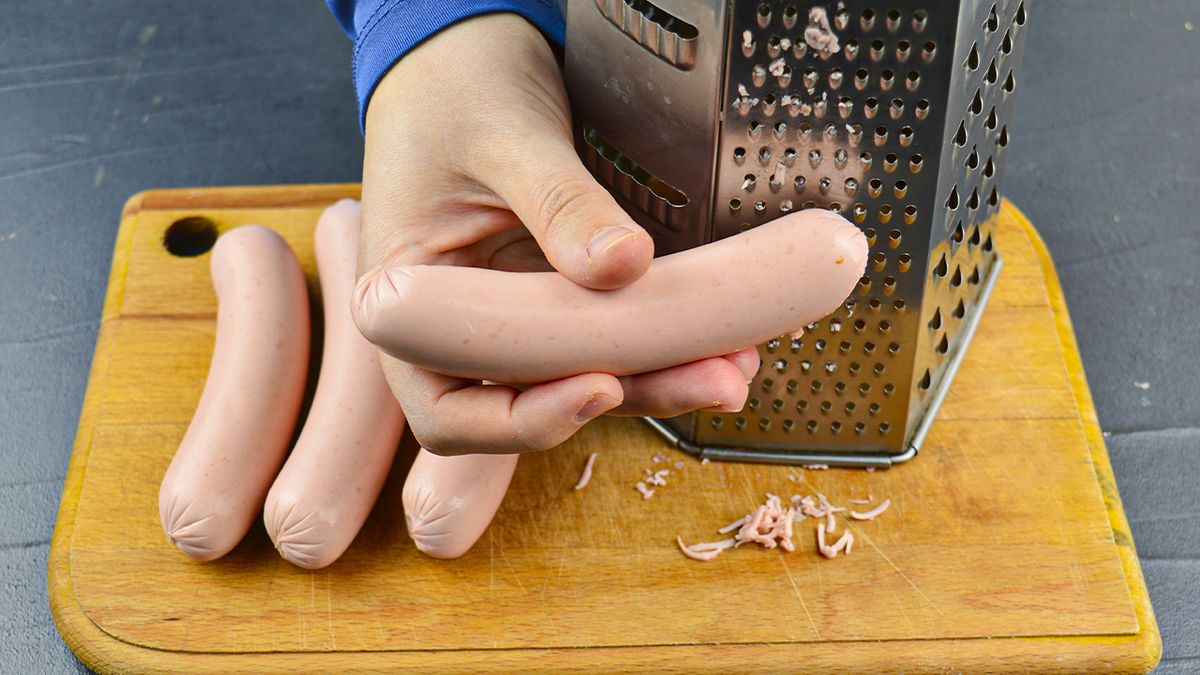 Вкусный завтрак всего за 15 минут: простая лепешка с сосисками