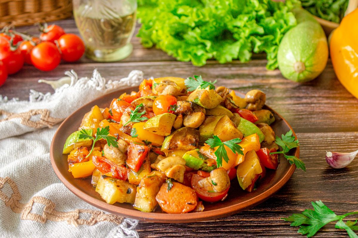 Вкусное и сытное овощное рагу с грибами в мультиварке: легко и полезно!
